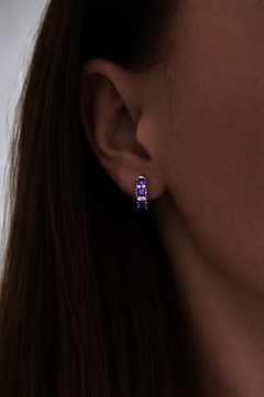 Stříbrné náušnice s fialovými zirkony kroužky